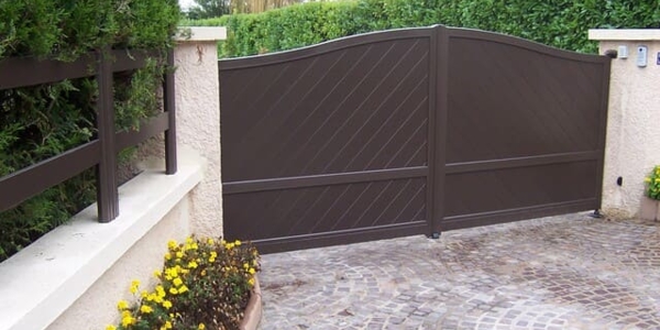 Portail battant aluminium lames fougères (inclinées à 45°). Modèle LIMNOS