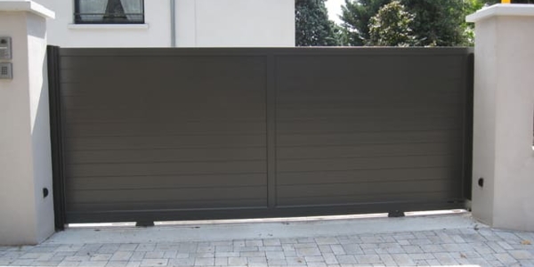 Pose d'un portail coulissant aluminium avec motorisation. Modèle JABAL, Collection CONTEMPORAIN Horizal